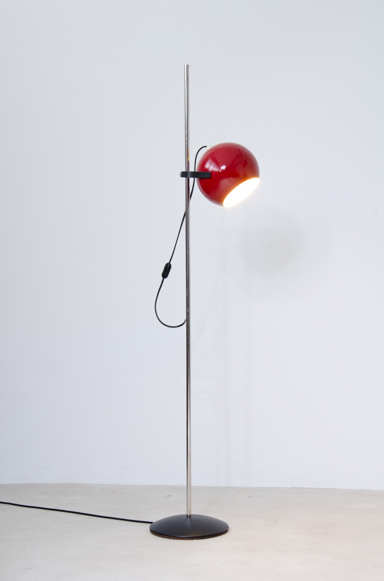 Lampada da lettura con diffusole in metallo laccato e stelo in metallo cromato.  Manifattura Harvey Guzzini, Recanati, 1960ca.