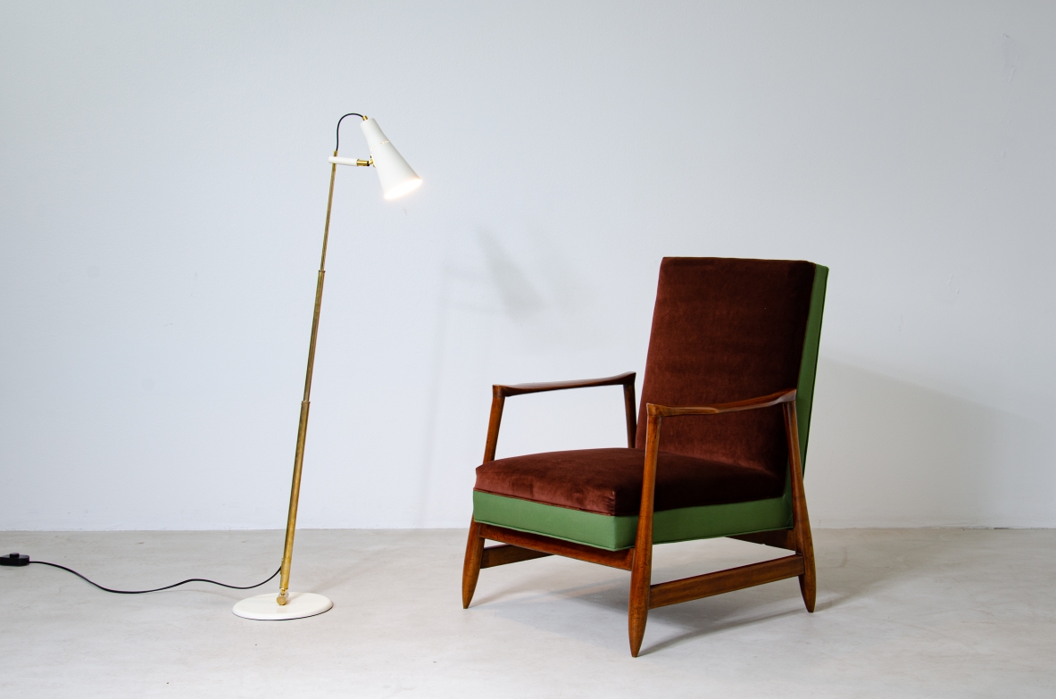 Lampada da terra con stelo in ottone a telescopio orientabile in tutte le direzioni. Cono e base in metallo laccato.  Nello stile di un modello disegnato da Giuseppe Ostuni per Oluce, 1950ca.