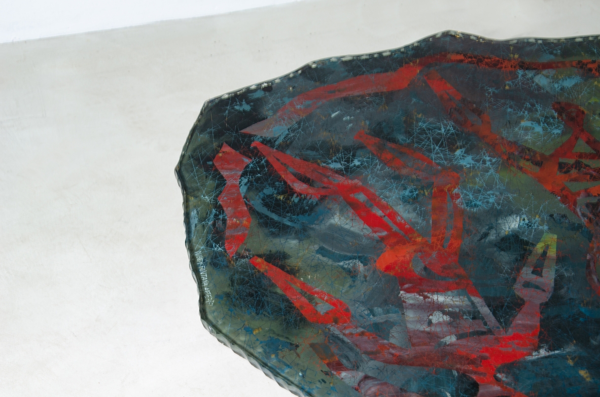 Duilio Barnabè detto Dubè (1914-1961)  Tavolino con piano in vetro di grande spessore curvato e molato Produzione Fontana Arte anni 50.