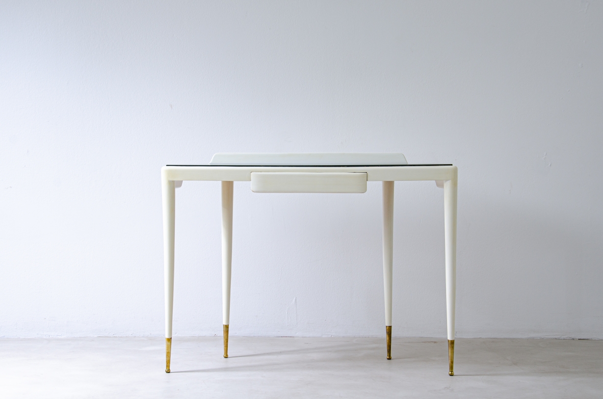 Console nello stile di Gio Ponti in legno laccato con piano in vetro opaline e puntali in ottone.  Manifattura italiana, 1940ca.