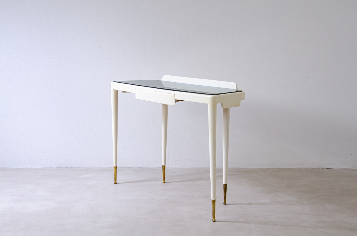Console nello stile di Gio Ponti in legno laccato con piano in vetro opaline e puntali in ottone.  Manifattura italiana, 1940ca.