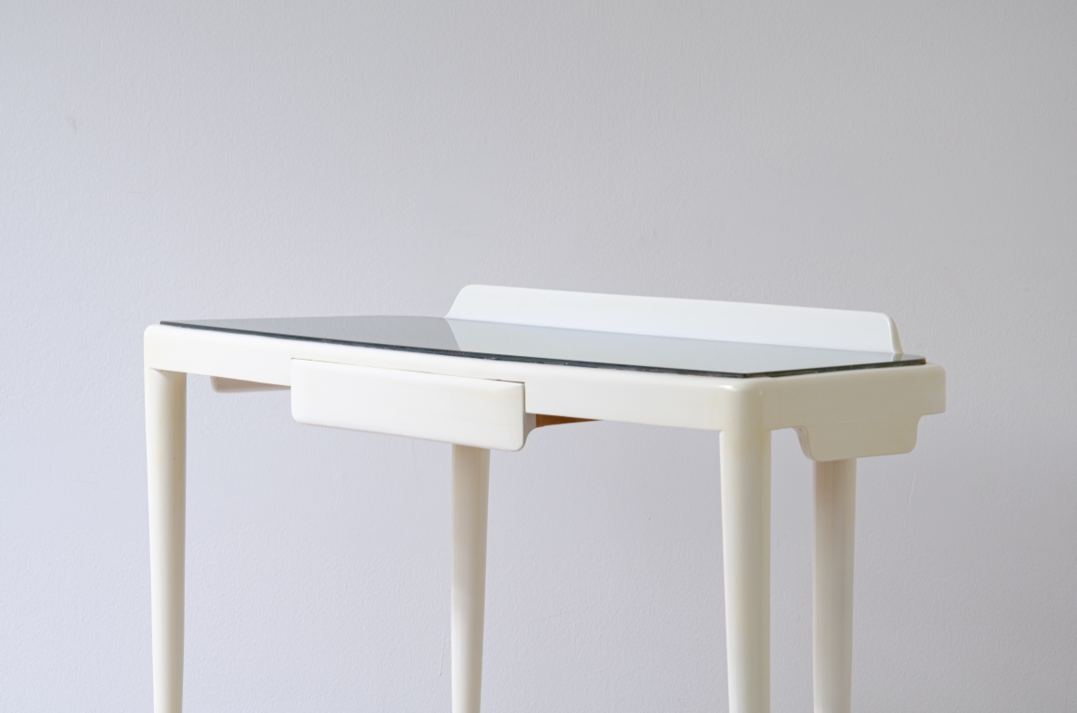 Console nello stile di Gio Ponti in legno laccato con piano in vetro opaline e puntali in ottone.  Manifattura italiana, 1940ca.