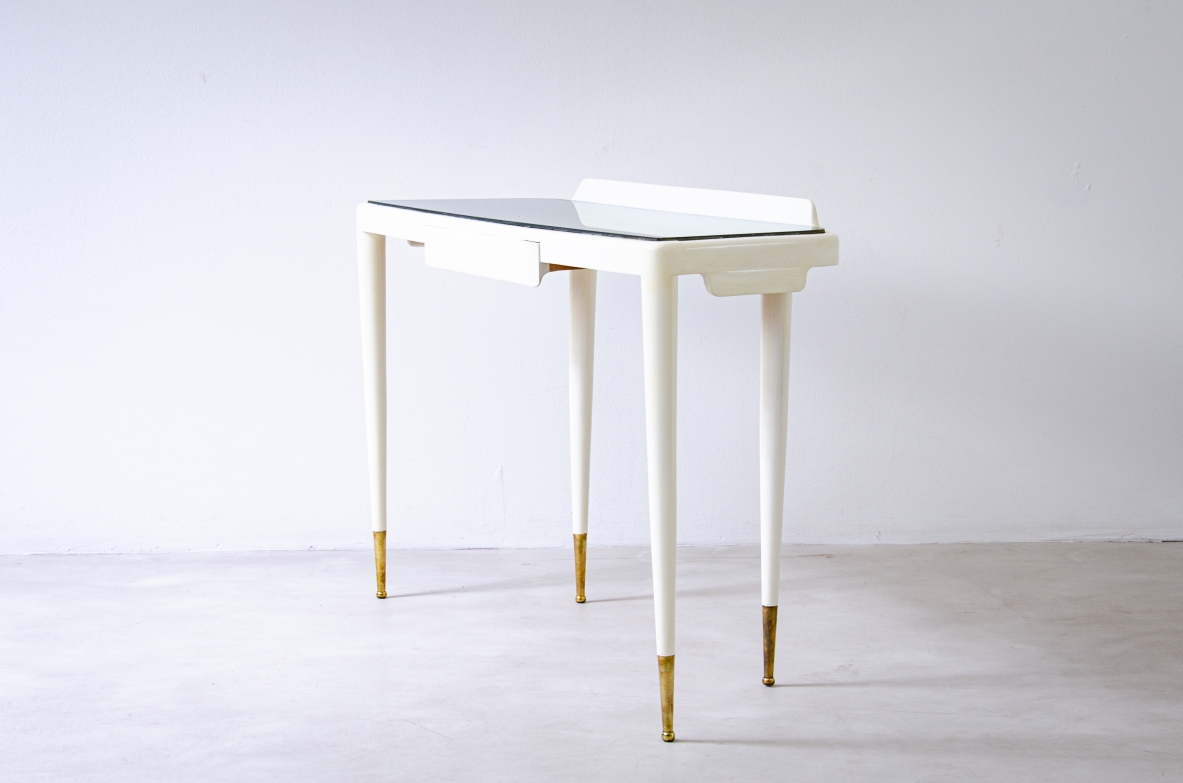 Console nello stile di Gio Ponti in legno laccato con piano in vetro opaline e puntali in ottone.  Manifattura italiana, 1940ca.