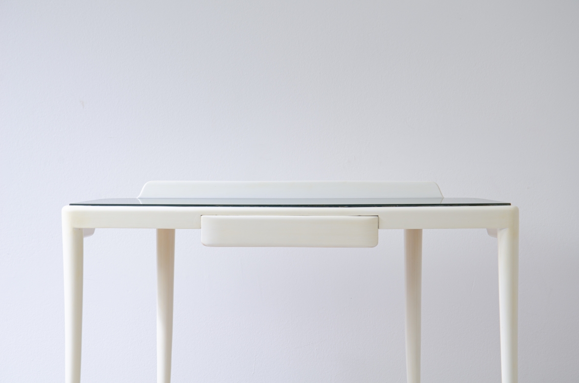Console nello stile di Gio Ponti in legno laccato con piano in vetro opaline e puntali in ottone.  Manifattura italiana, 1940ca.