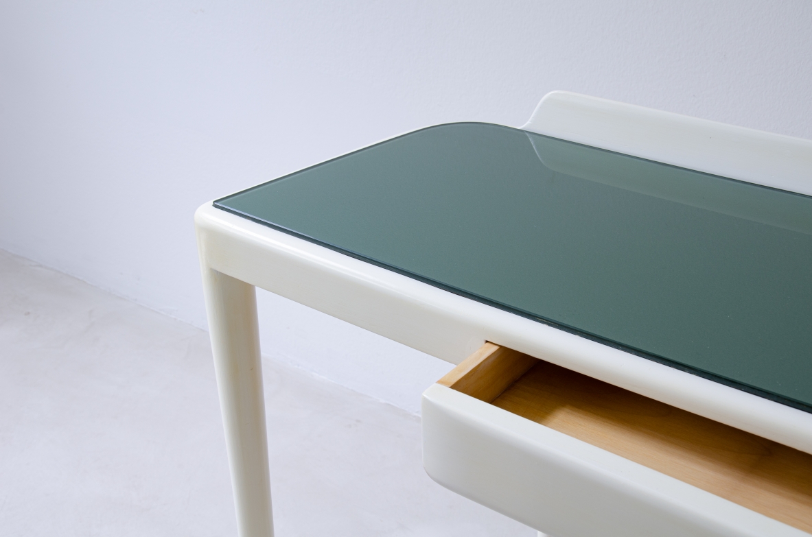 Console nello stile di Gio Ponti in legno laccato con piano in vetro opaline e puntali in ottone.  Manifattura italiana, 1940ca.
