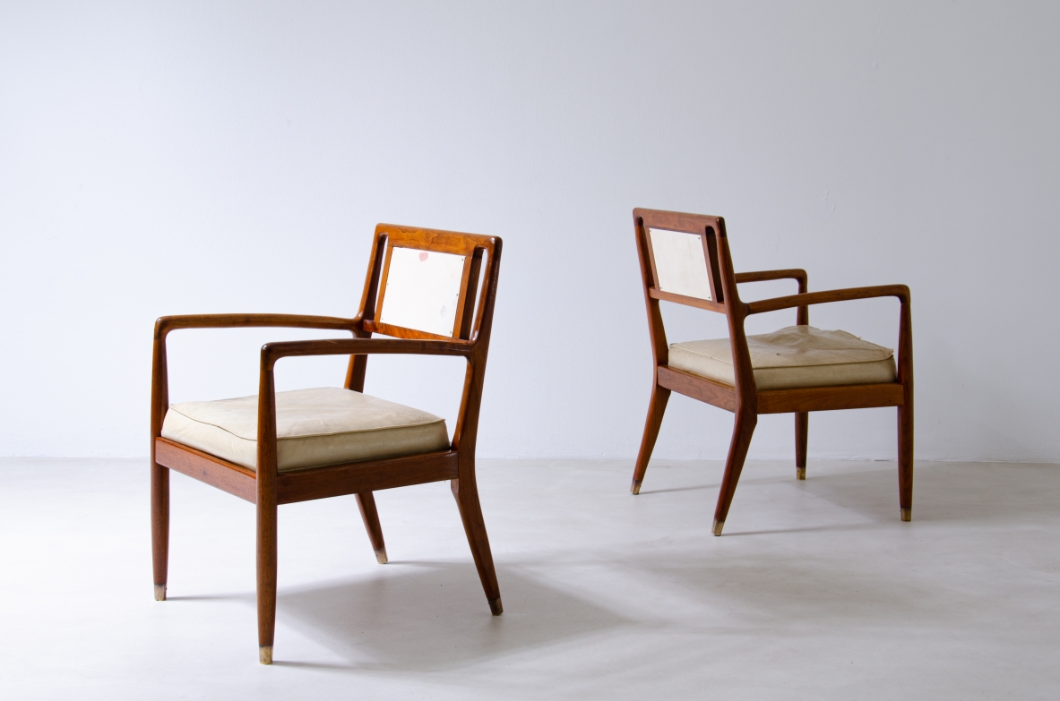 4 elegant chairs with armrests in turned walnut and seat and back in padded fabric, brass tips.  Italian manufacture, 1950's.
