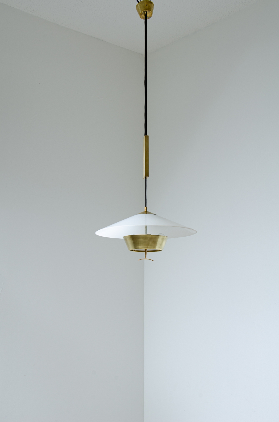 Stilnovo. Adjustable chandelier with brass counterweight, lampshade in perspex and brass. Manufactured in the late 60's.