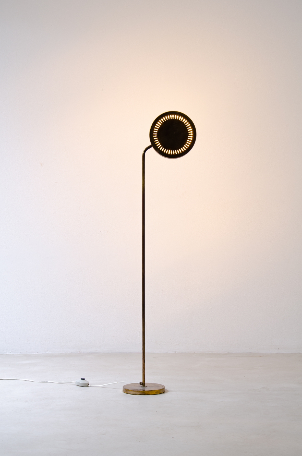 Tyringe Konsthantverk, lampada da terra in ottone.  Svezia 1960ca.
