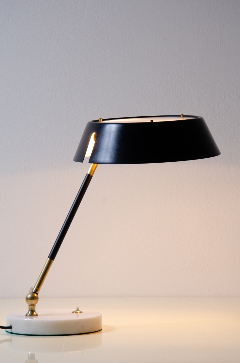 Stilux Milano. Lampada da tavolo con cappello in metallo laccato e perplex e base in marmo. Manifattura italiana 1960ca