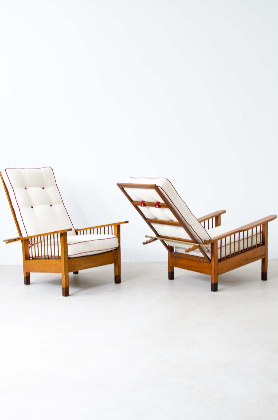 Gustav Stickley (1858–1942)  Pair of adjustable high back armchairs in oak New York, United States, 1920's.