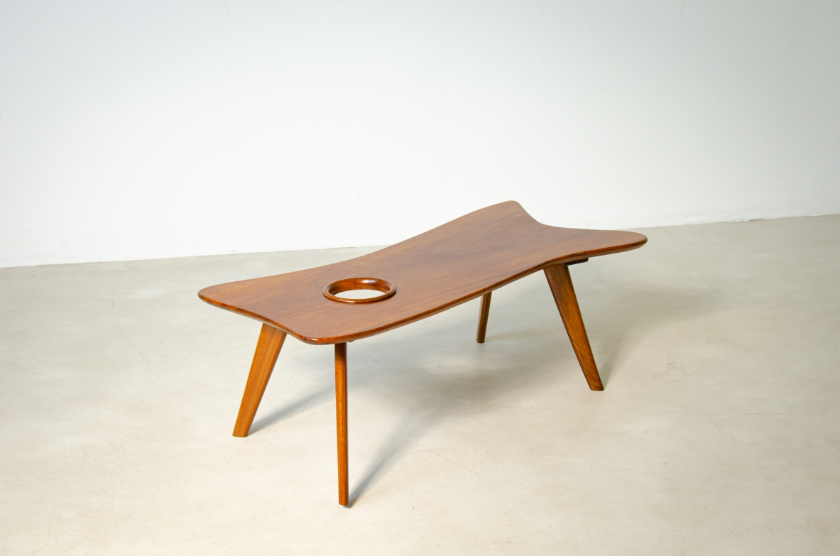Giuseppe Scapinelli (1891 - 1982)  Tavolo basso in legno con piano sagomato e foro al centro. Disegno ispirato a una tavolozza da pittore.  Brasile, 1950ca.