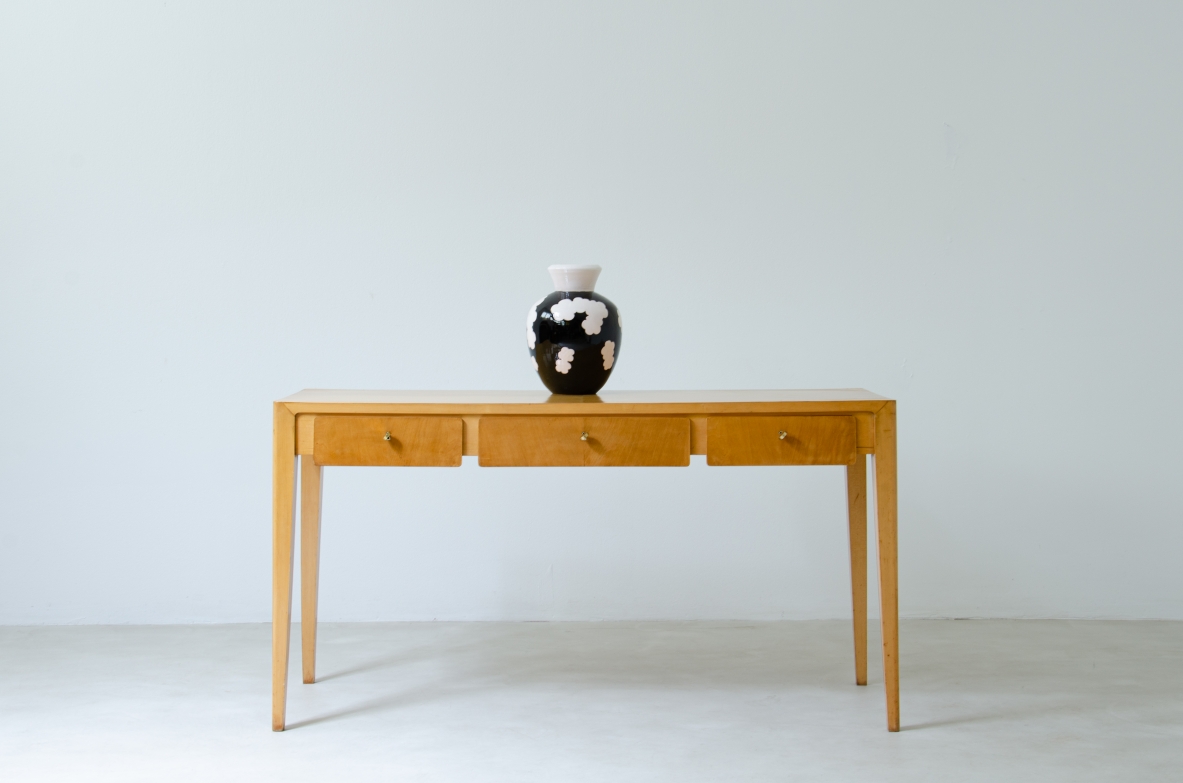 Elegant Italian 1950s console table in maple wood, in the style of Gio Ponti.