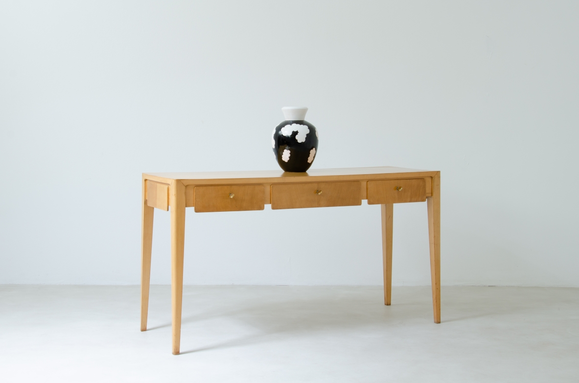 Elegant Italian 1950s console table in maple wood, in the style of Gio Ponti.