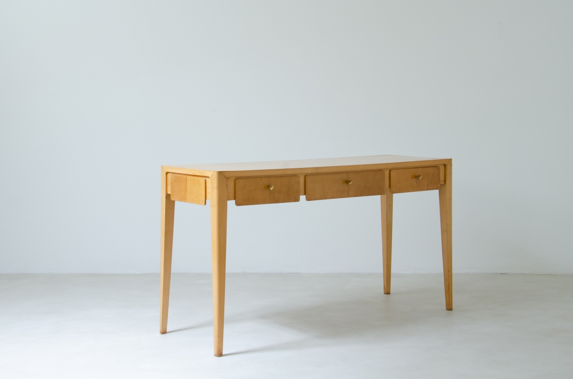 Elegant Italian 1950s console table in maple wood, in the style of Gio Ponti.