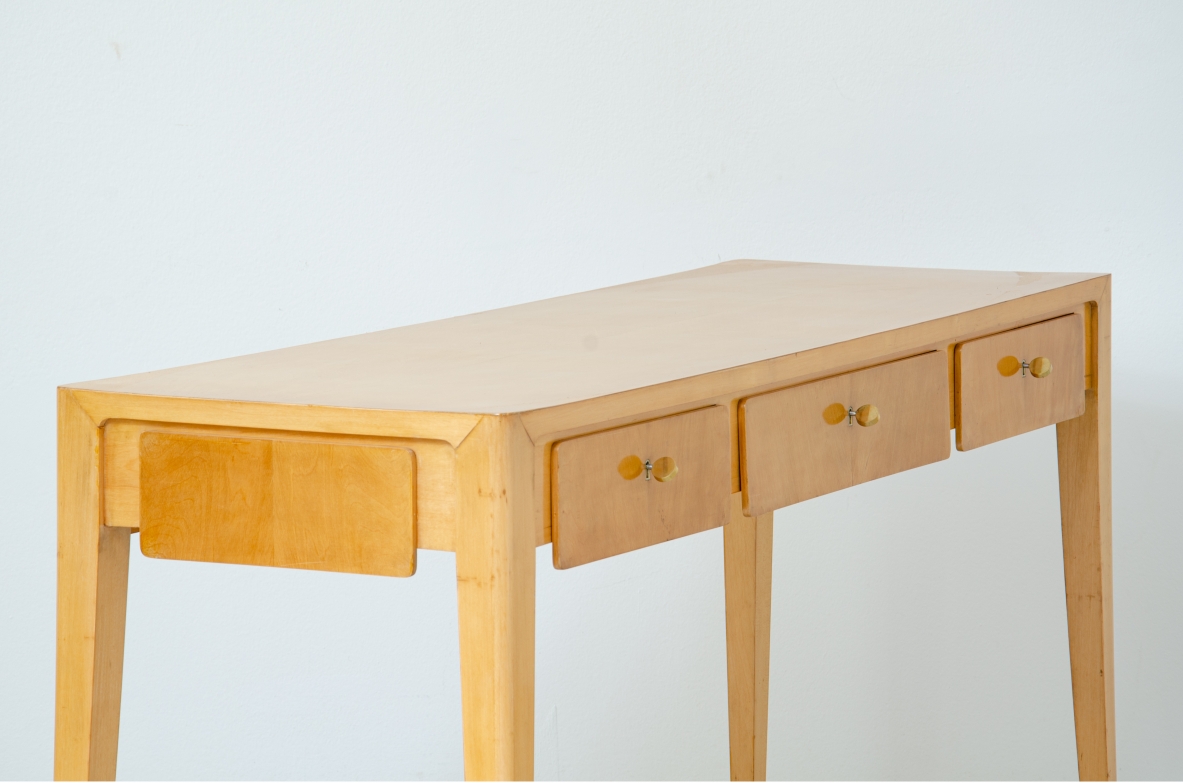 Elegant Italian 1950s console table in maple wood, in the style of Gio Ponti.