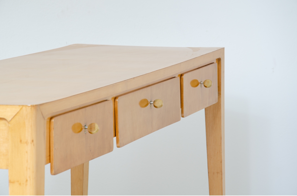 Elegant Italian 1950s console table in maple wood, in the style of Gio Ponti.