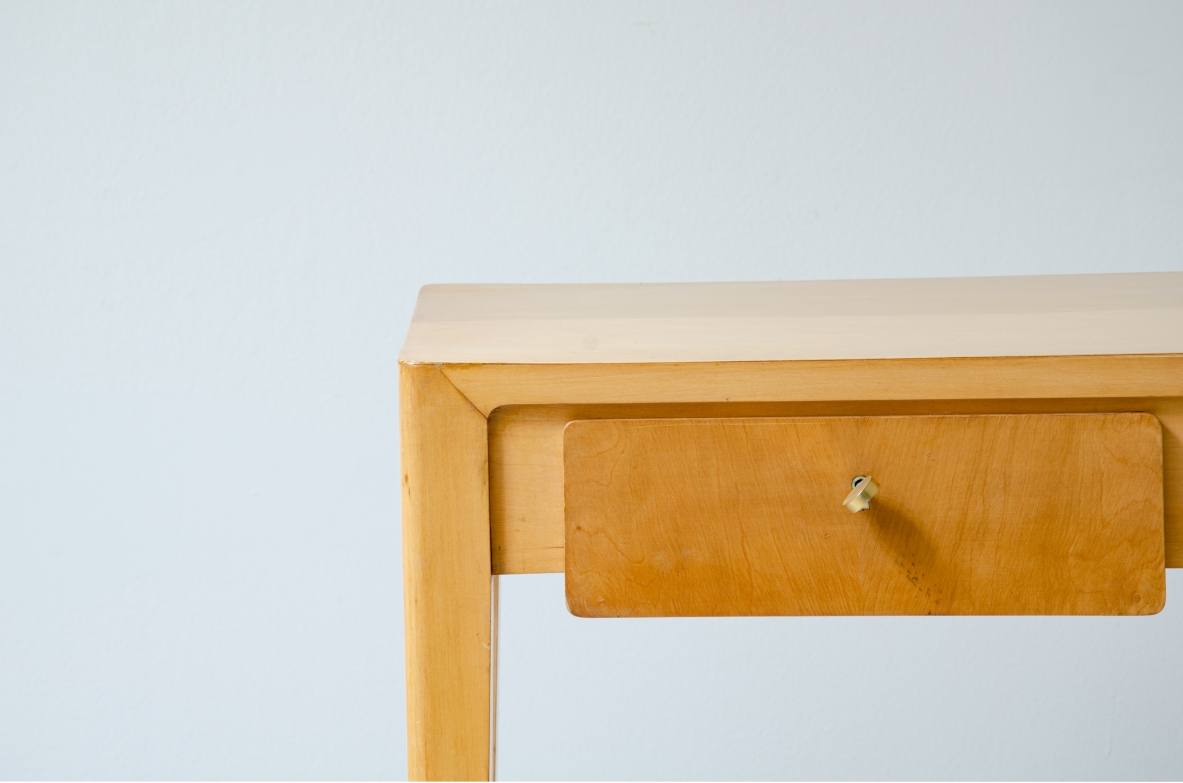 Elegant Italian 1950s console table in maple wood, in the style of Gio Ponti.