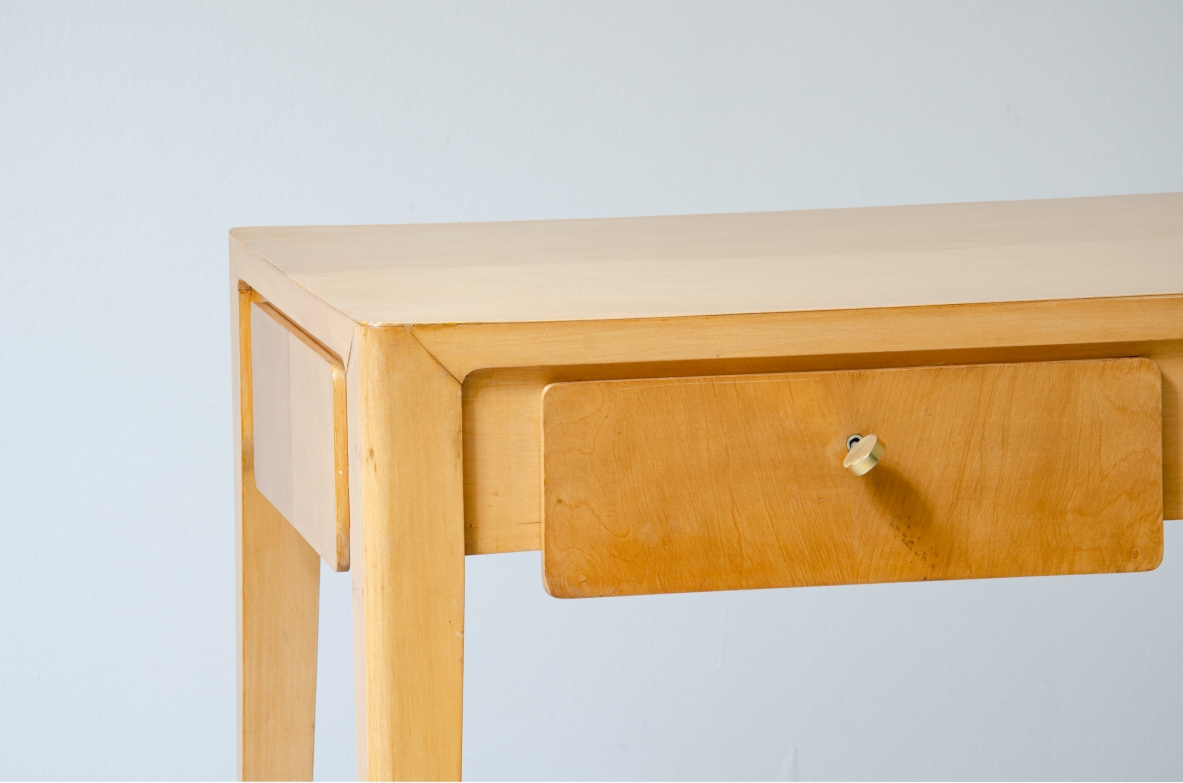 Elegant Italian 1950s console table in maple wood, in the style of Gio Ponti.