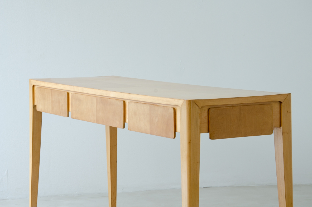 Elegant Italian 1950s console table in maple wood, in the style of Gio Ponti.