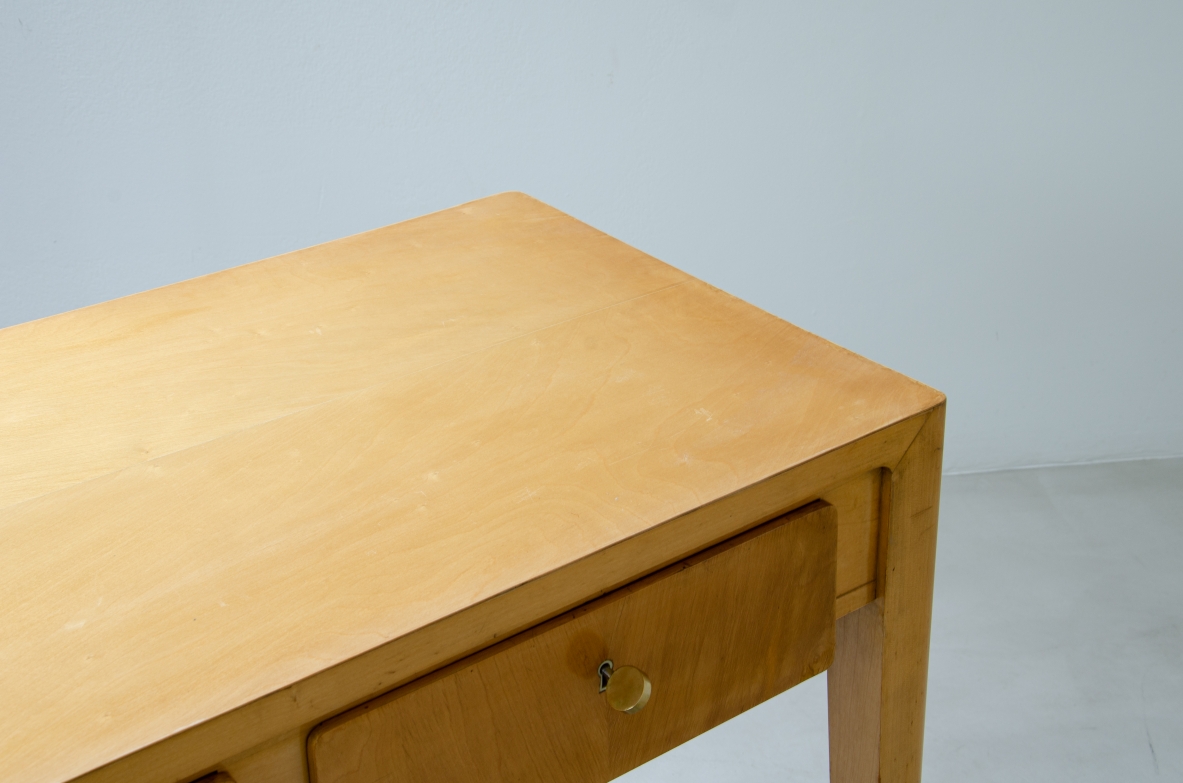 Elegant Italian 1950s console table in maple wood, in the style of Gio Ponti.