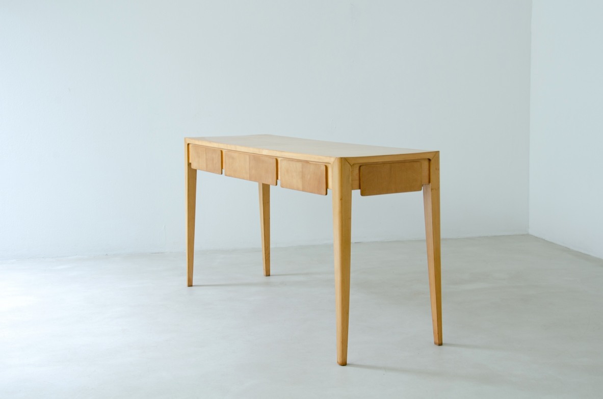 Elegant Italian 1950s console table in maple wood, in the style of Gio Ponti.