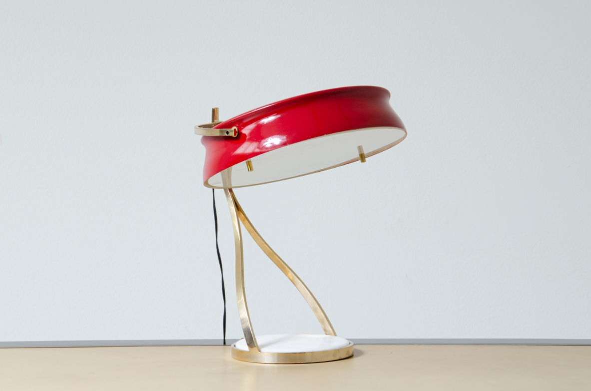 Lampada da tavolo con cappello regolabile in metallo laccato rosso e perplex, stelo in bronzo e base in marmo. Manifattura italiana 1960ca.
