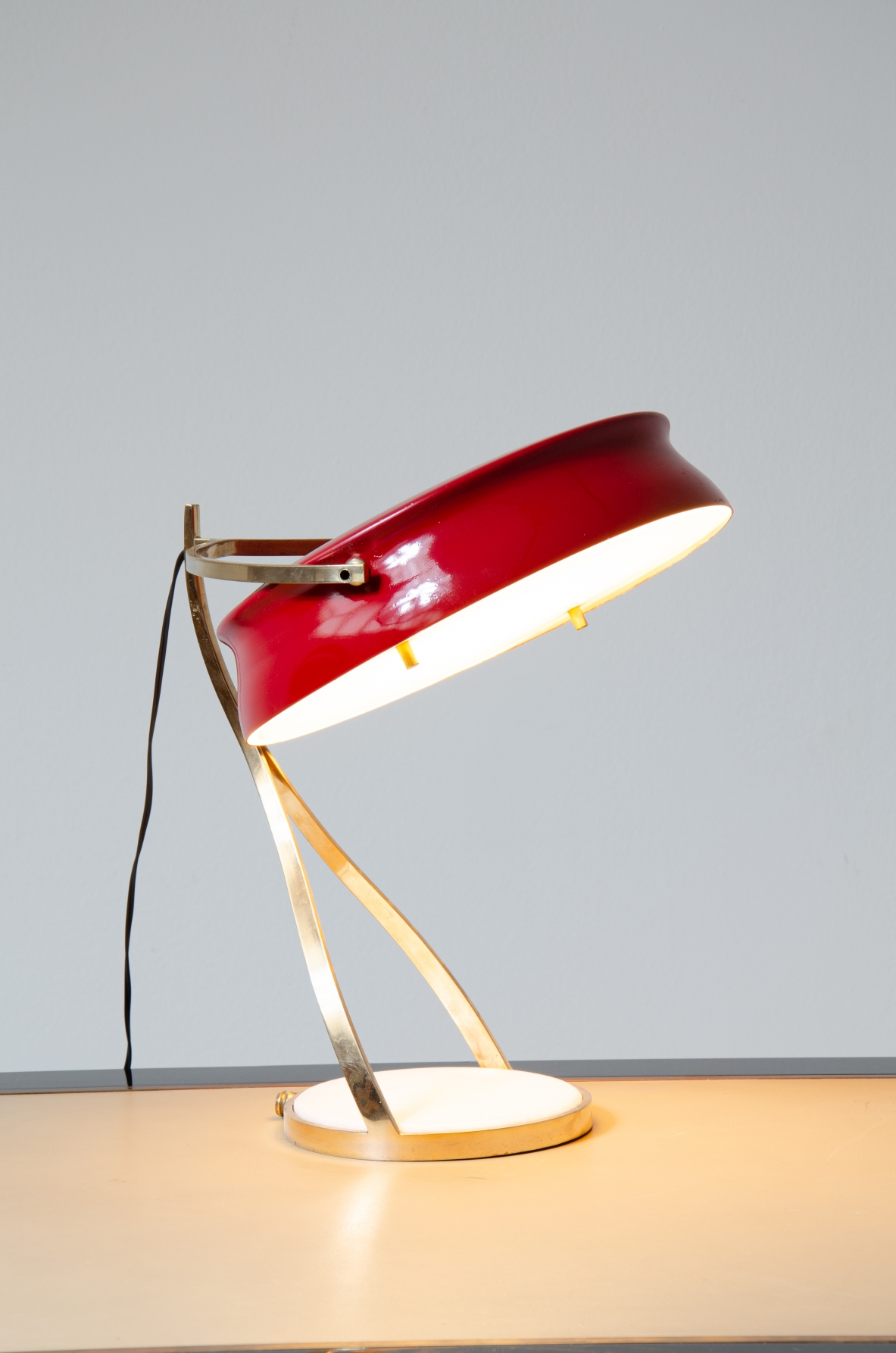 Lampada da tavolo con cappello regolabile in metallo laccato rosso e perplex, stelo in bronzo e base in marmo. Manifattura italiana 1960ca.