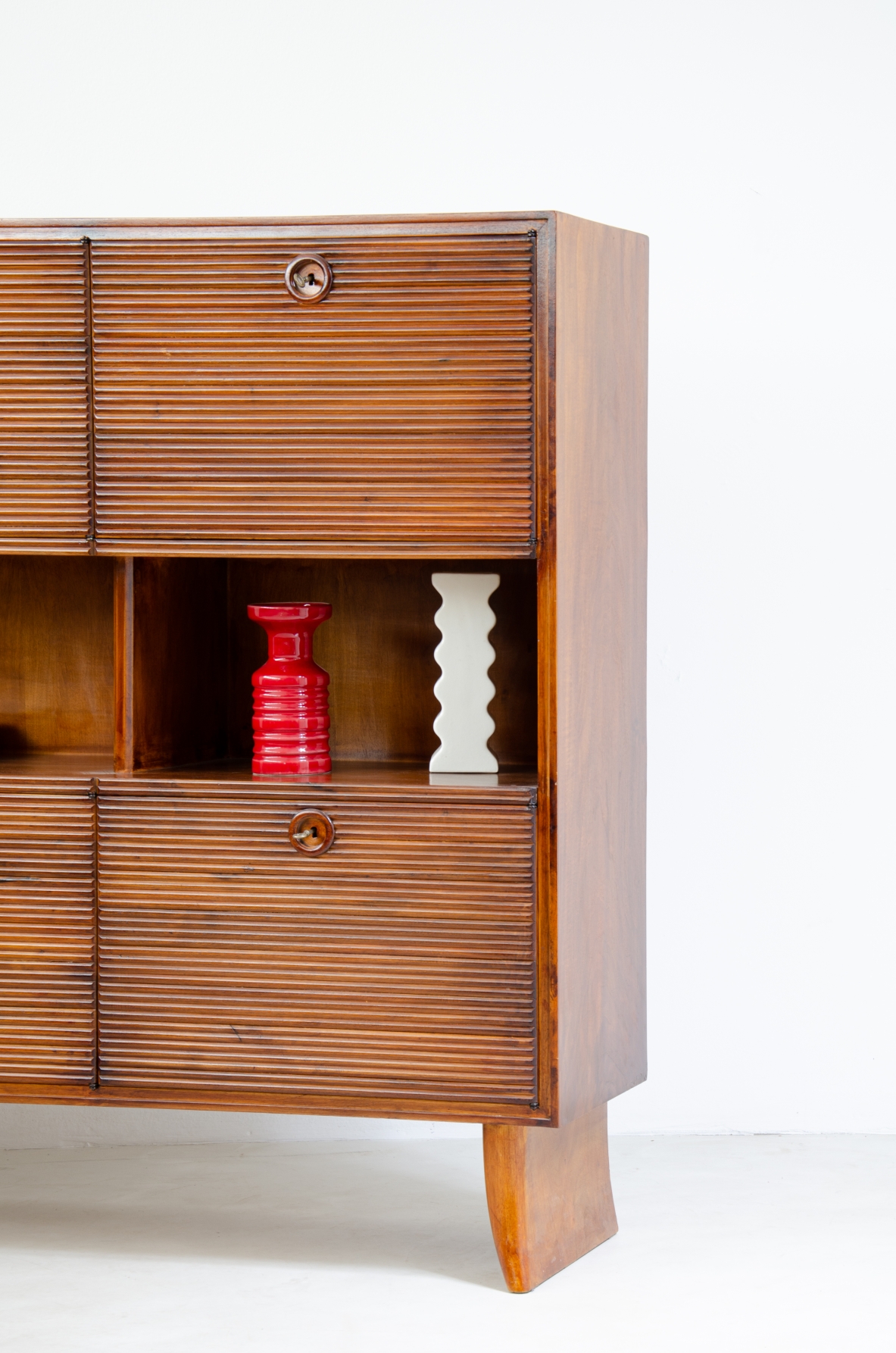 Paolo Buffa, unique Italian 1940's highboard with six grinded doors. and beautiful handles. 
