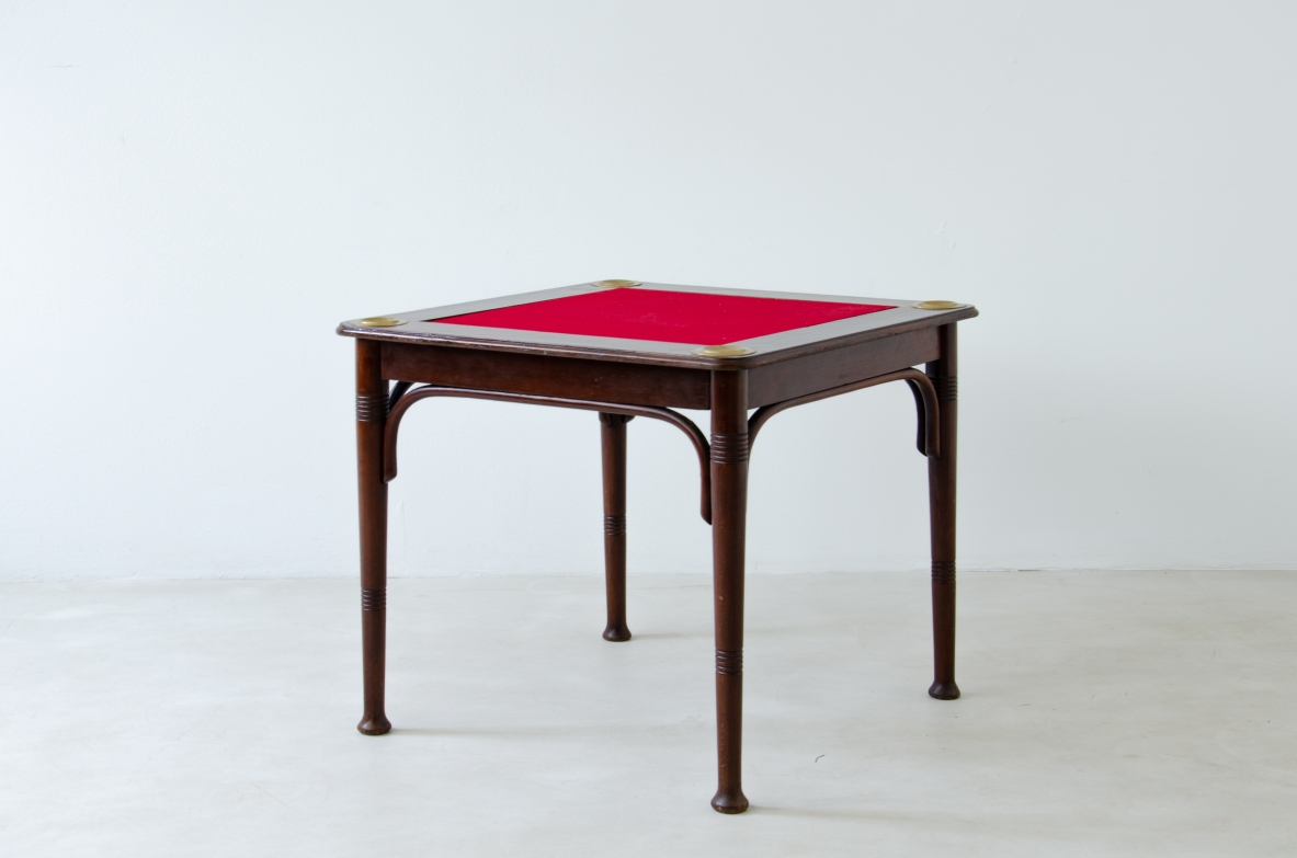 Tavolo in legno curvato e piano in panno rosso con dettagli in ottone. Produzione J.J.Kohn, Vienna, inizio XX sec.