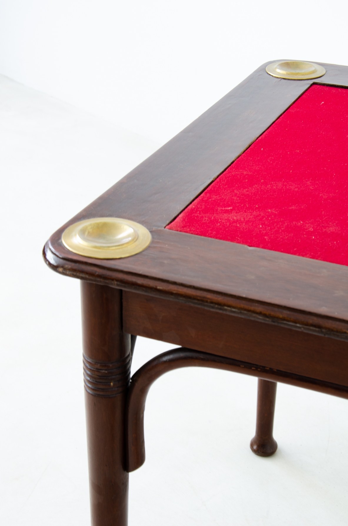 Tavolo in legno curvato e piano in panno rosso con dettagli in ottone. Produzione J.J.Kohn, Vienna, inizio XX sec.
