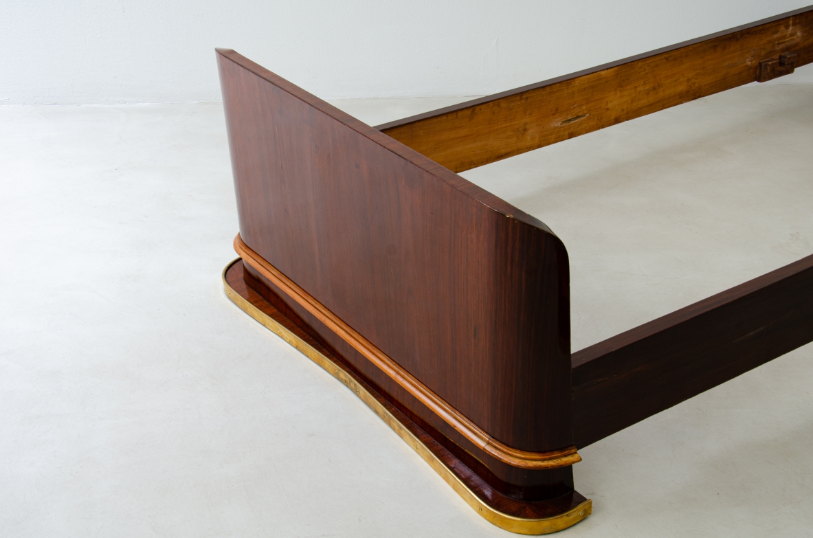 Coppia di eleganti letti in palissandro con profili in acero biondo e testata in pergamena, dettagli in ottone.  Manifattura italiana, 1940ca.