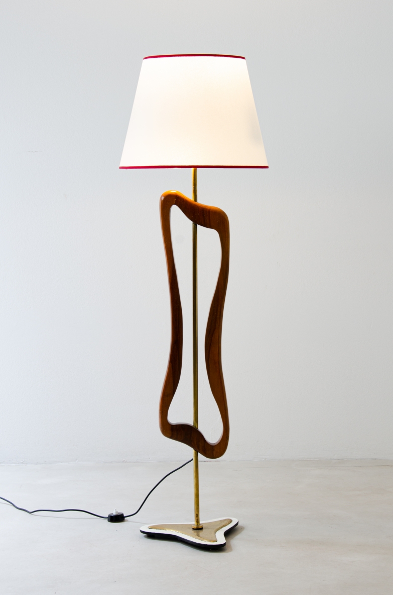 Rara lampada/scultura da terra in ottone e legno sagomato con cappello in pergamena. Manifattura italiana, 1950ca.