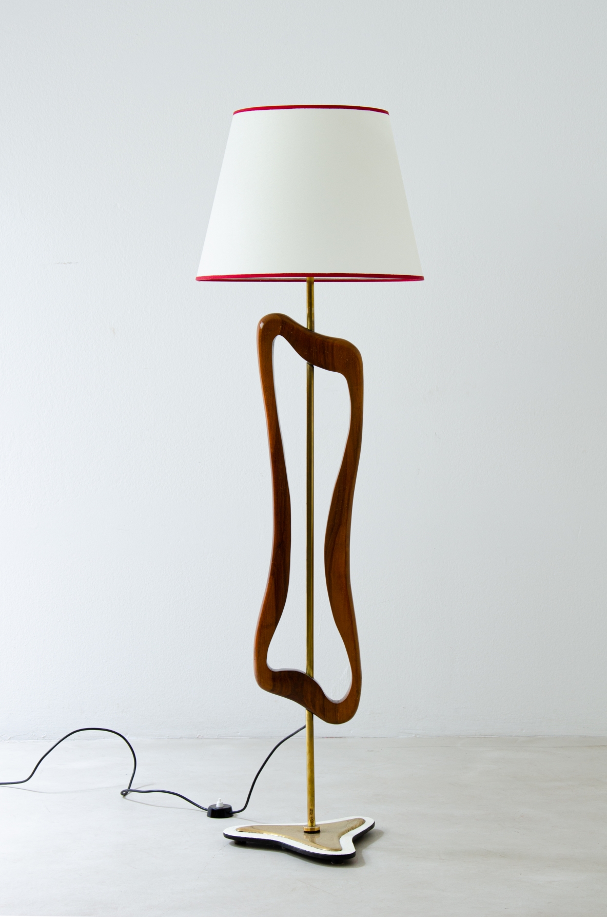 Rara lampada/scultura da terra in ottone e legno sagomato con cappello in pergamena. Manifattura italiana, 1950ca.