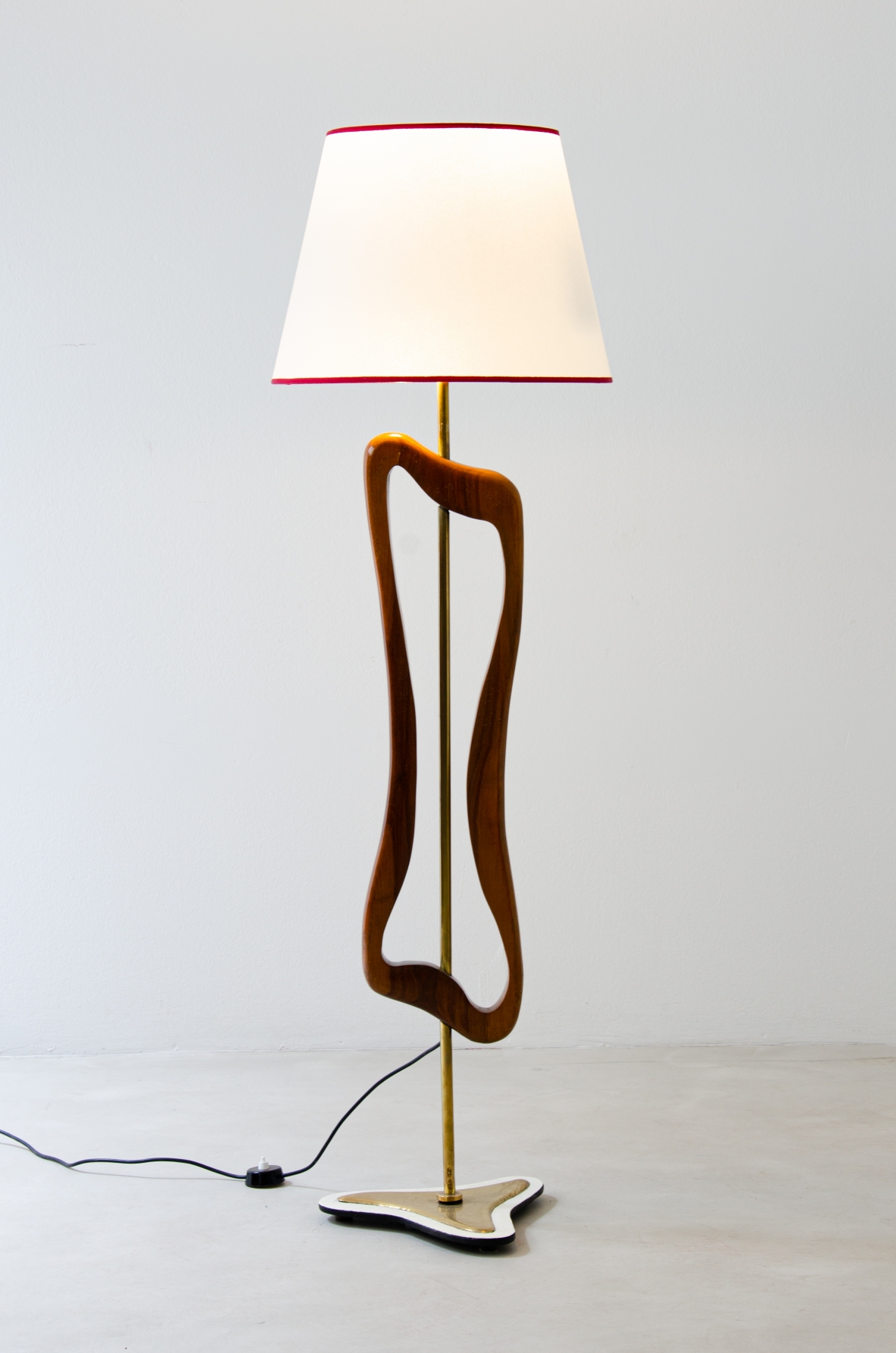 Rara lampada/scultura da terra in ottone e legno sagomato con cappello in pergamena. Manifattura italiana, 1950ca.