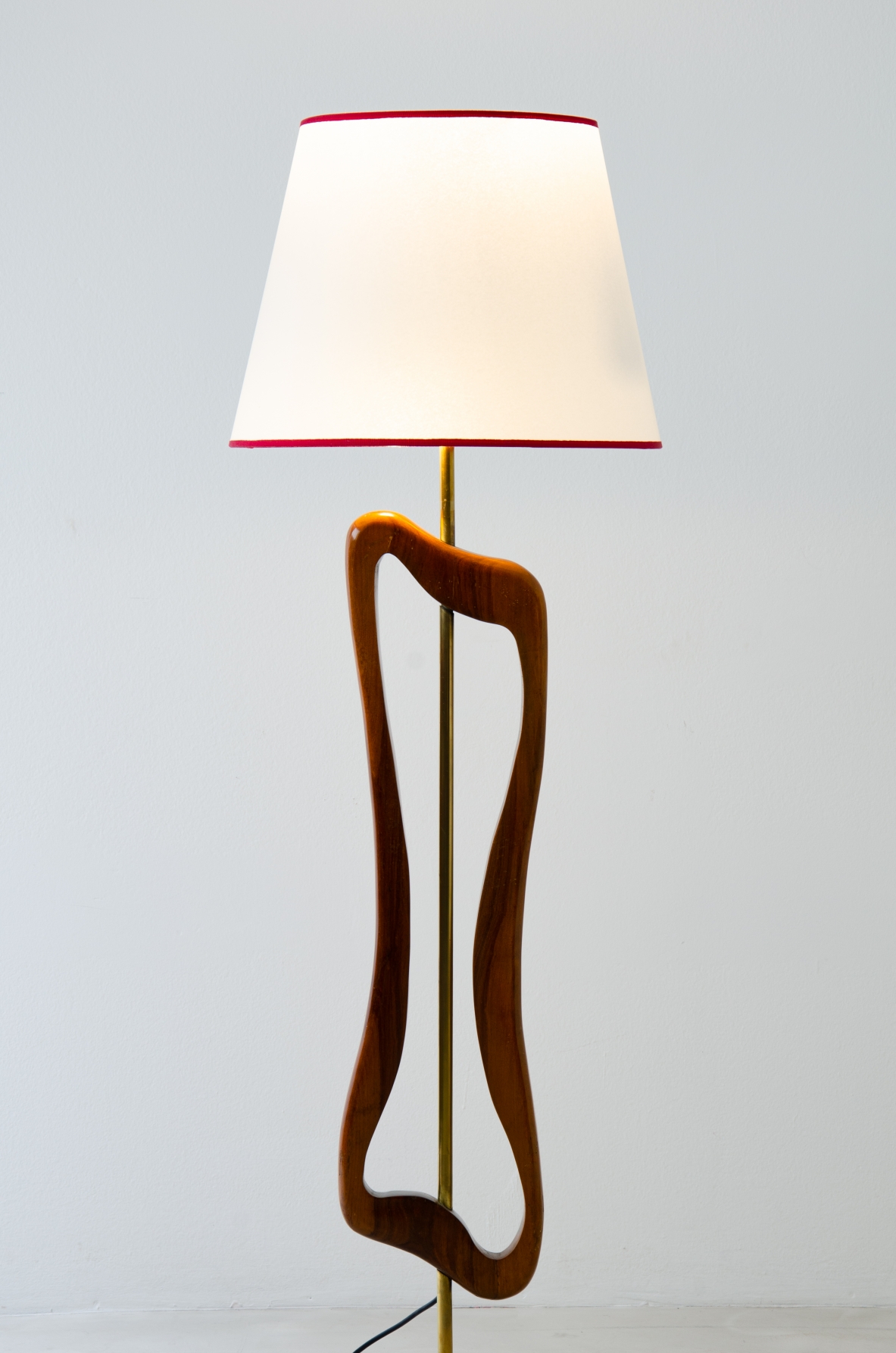 Rara lampada/scultura da terra in ottone e legno sagomato con cappello in pergamena. Manifattura italiana, 1950ca.