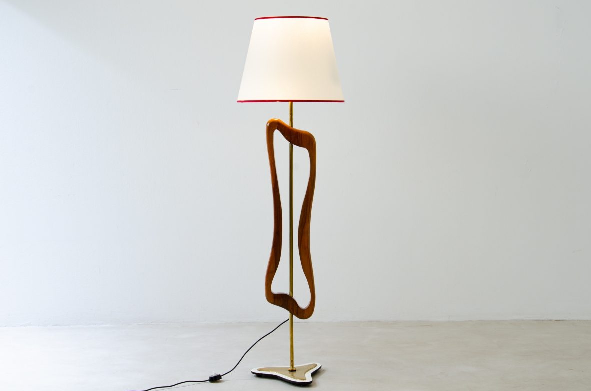 Rara lampada/scultura da terra in ottone e legno sagomato con cappello in pergamena. Manifattura italiana, 1950ca.