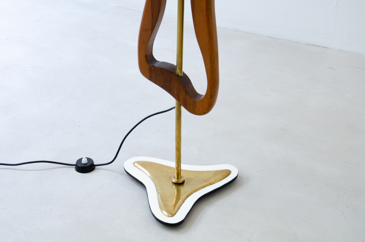 Rara lampada/scultura da terra in ottone e legno sagomato con cappello in pergamena. Manifattura italiana, 1950ca.