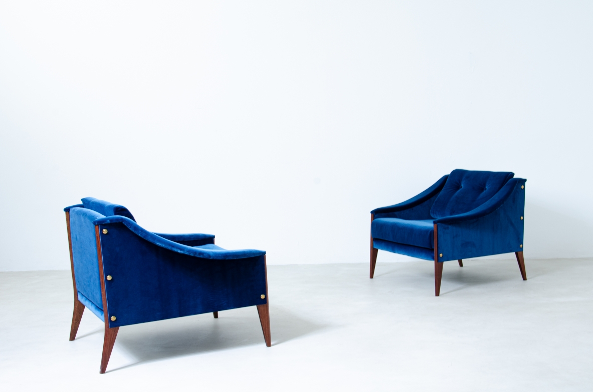 Giò Ponti. Pair of Dezza model 24 armchairs with velvet upholstery. Manufactured by Poltrona Frau, 1965.