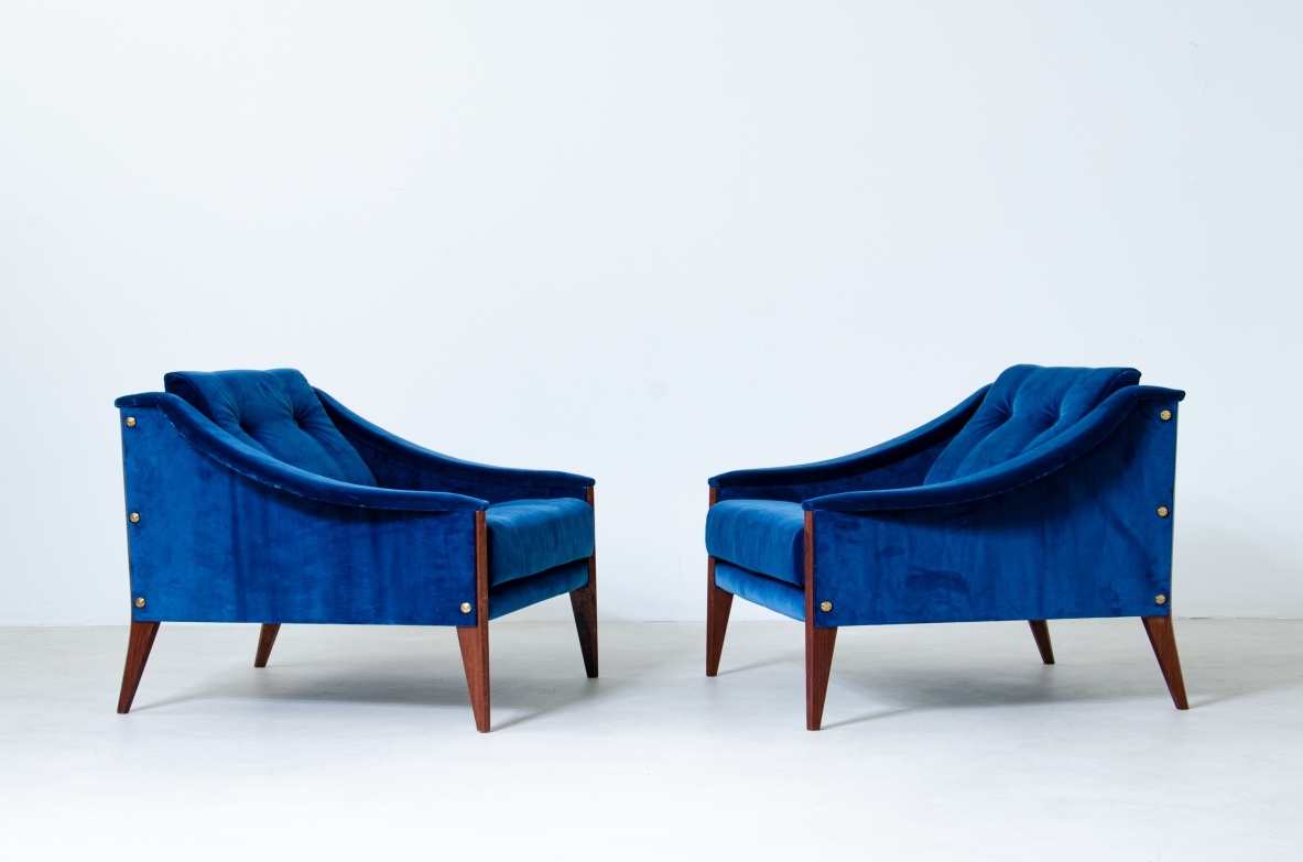 Giò Ponti. Pair of Dezza model 24 armchairs with velvet upholstery. Manufactured by Poltrona Frau, 1965.