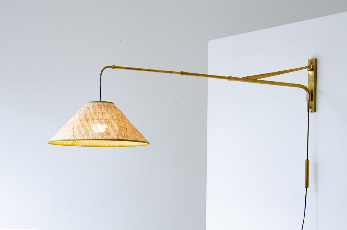 Lampada telescopica in ottone con cappello in paglia intrecciata e contrappeso. Manifattura italiana 1930/1950