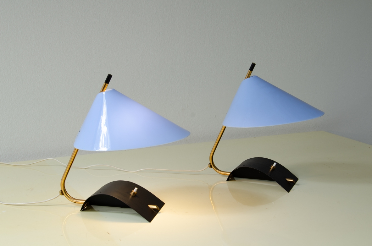 Coppia di lampade da tavolo in metallo e ottone. Produzione Stilnovo, 1950ca