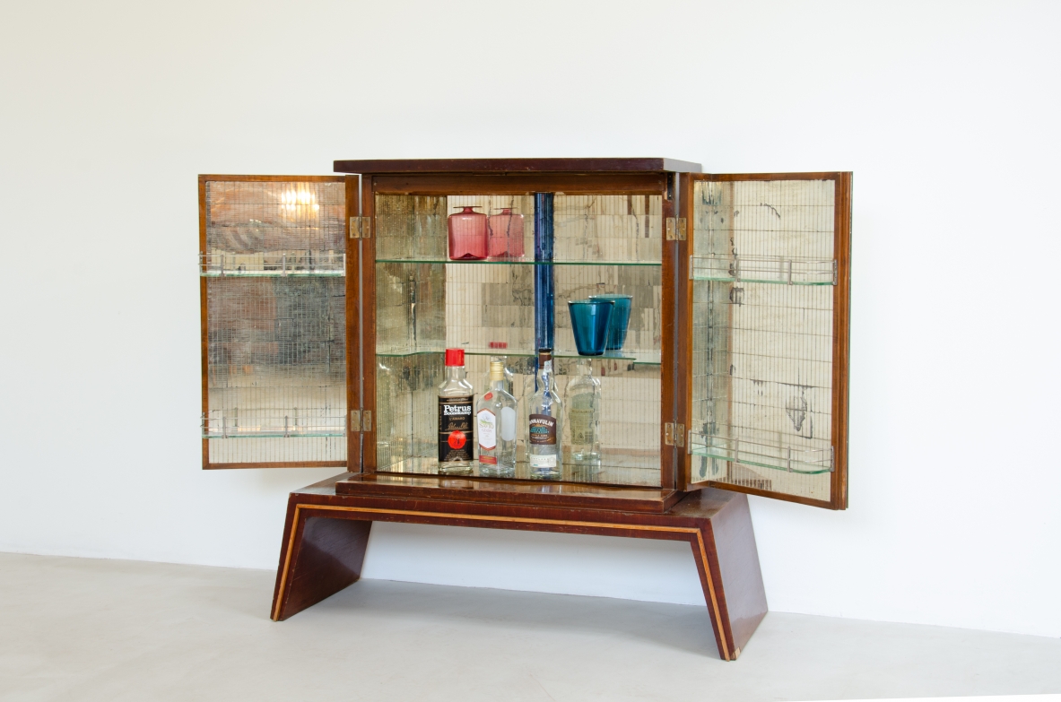 Piccolo bar con ante specchiate e dipinte a mano. Manifattura italiana, 1940ca