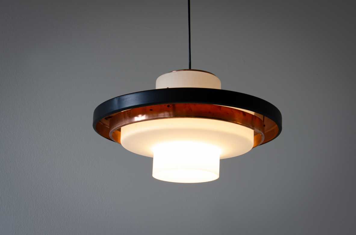 Coppia di lampadari in vetro opaline e disco in rame. Stilnovo, 1960ca.