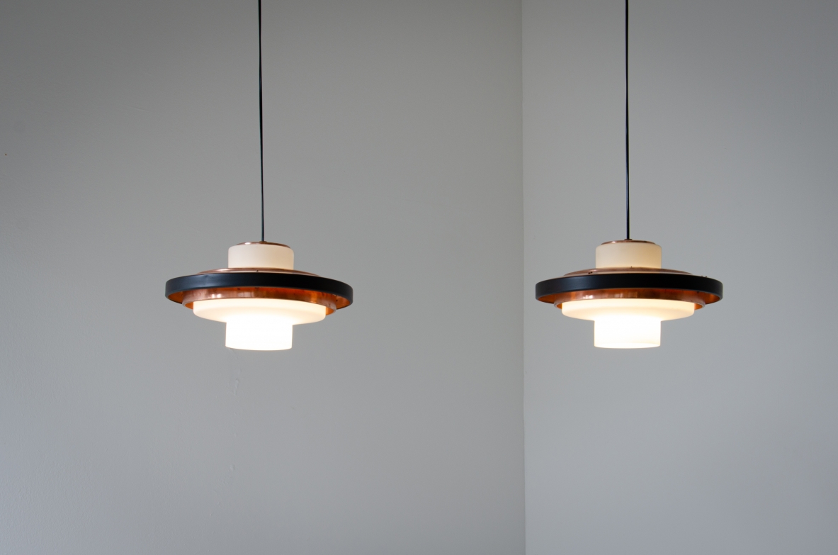 Coppia di lampadari in vetro opaline e disco in rame. Stilnovo, 1960ca.