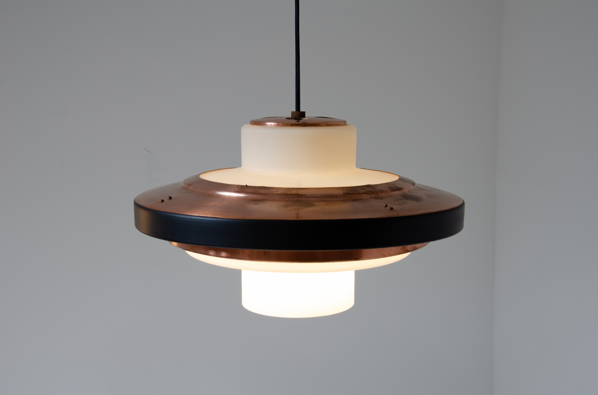 Coppia di lampadari in vetro opaline e disco in rame. Stilnovo, 1960ca.