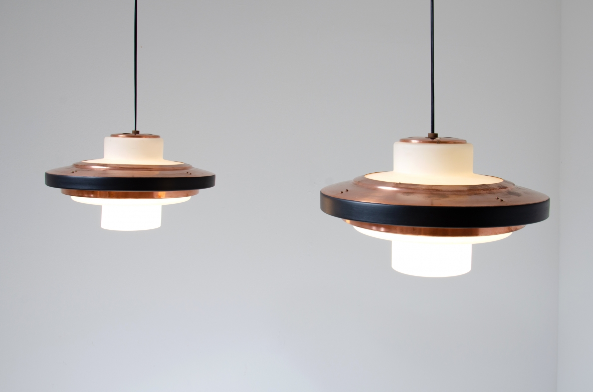Coppia di lampadari in vetro opaline e disco in rame. Stilnovo, 1960ca.