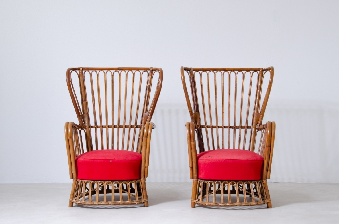 Coppia di poltroncine in rattan con seduta imbottita.  Manifattura italiana, anni '50.