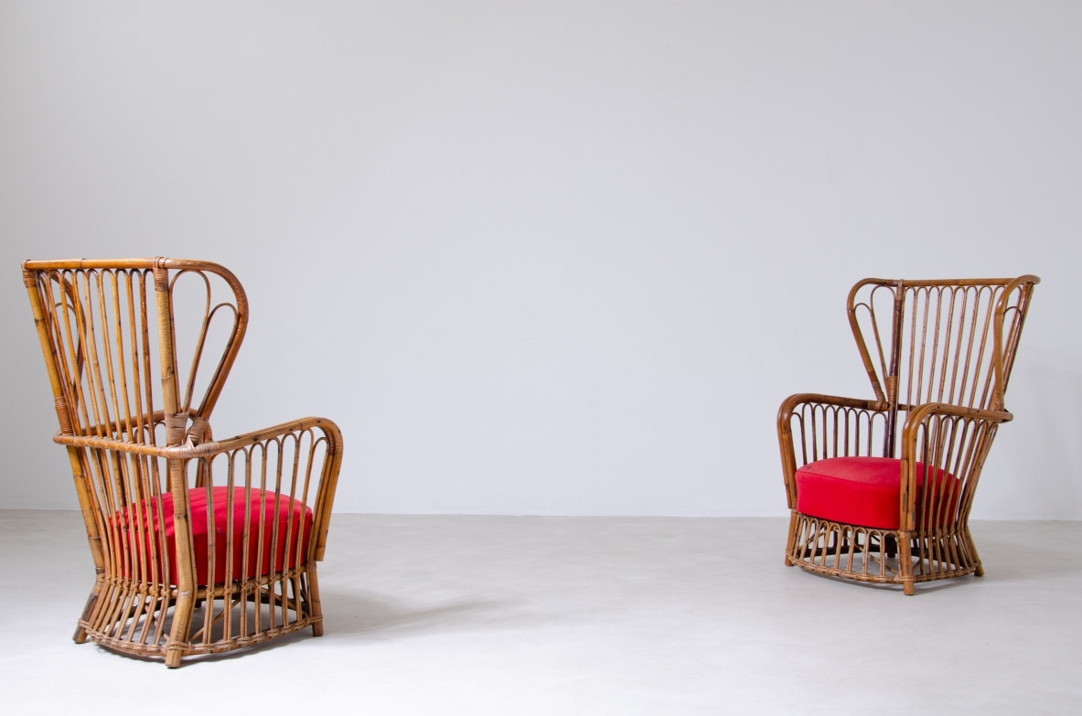 Coppia di poltroncine in rattan con seduta imbottita.  Manifattura italiana, anni '50.