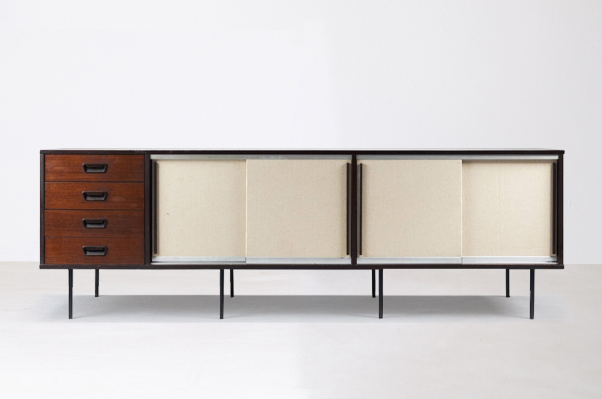 Mobile contenitore in legno con ante scorrevoli rivestite in tessuto. Manifattura italiana, 1960ca