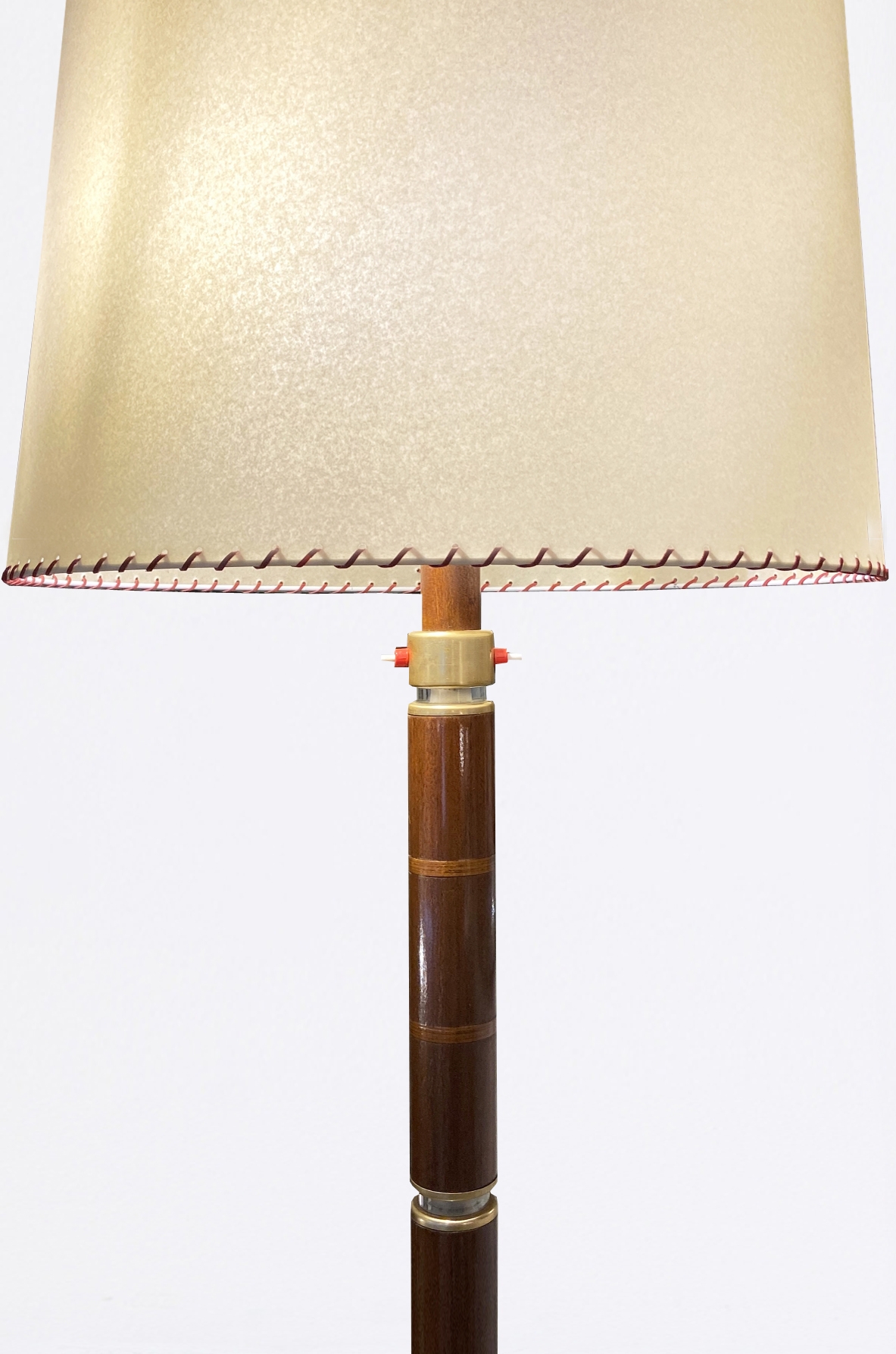 Grande lampada da terra con stelo in legno e cappello in pergamena cucita. Manifattura Italiana 1940ca.